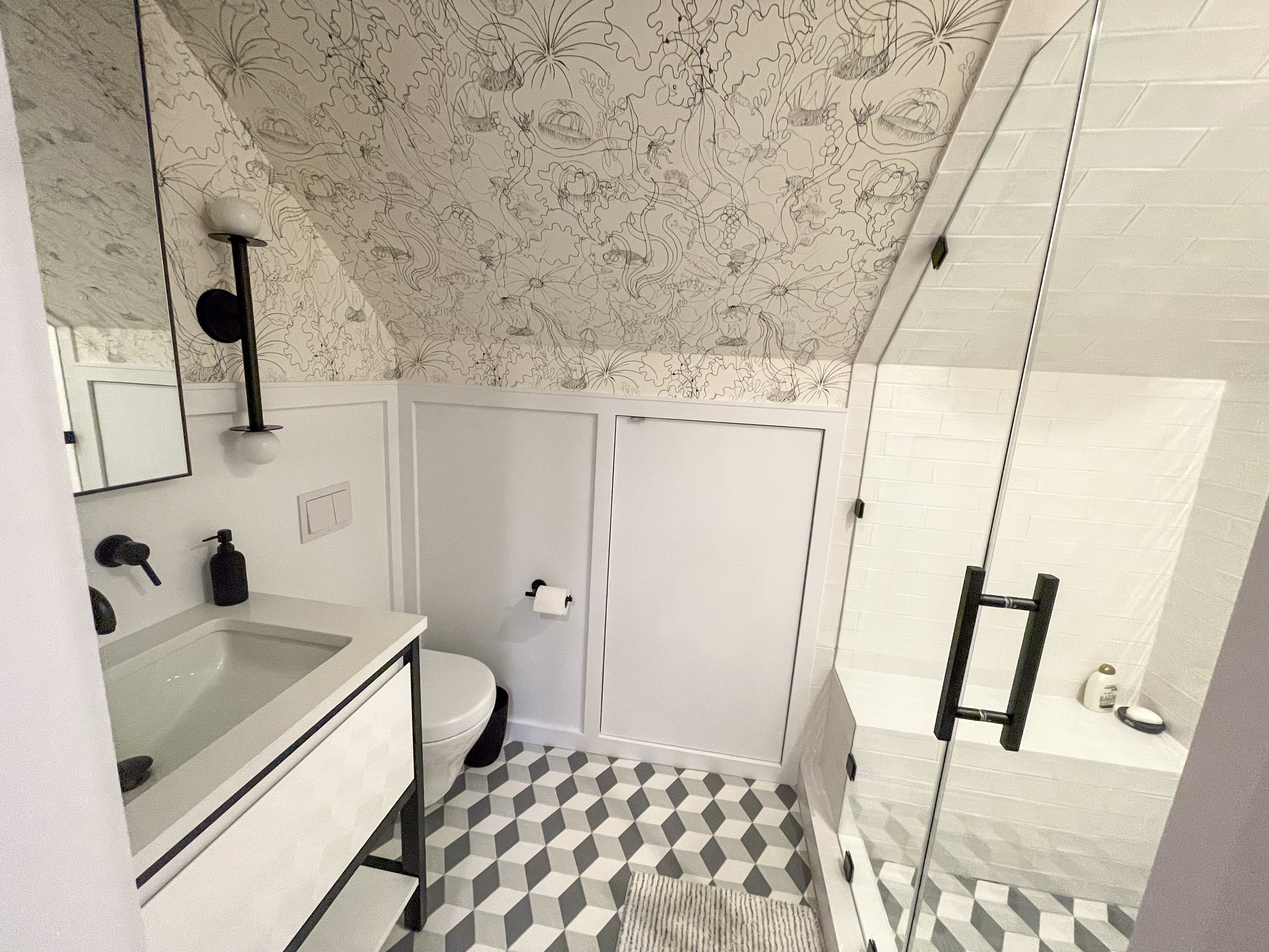Kids en suite bathroom with jellyfish wallpaper and cube-pattern tile floor